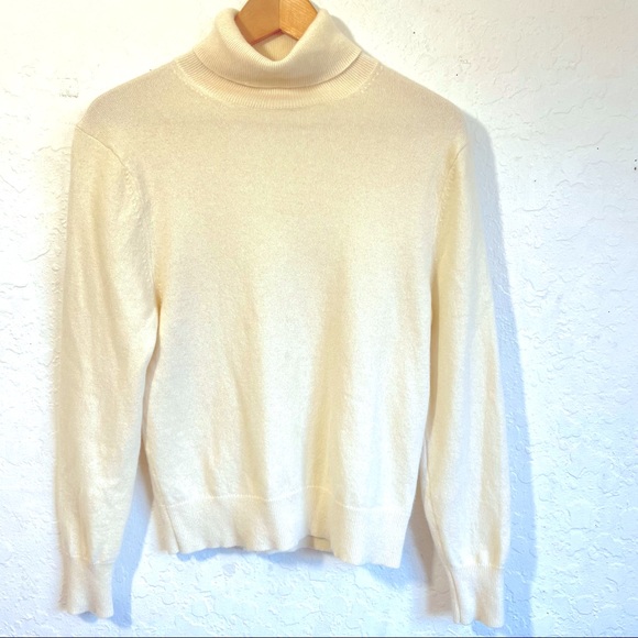 Uniqlo Sweaters - Uniqlo Cashmere Long Sleeve Turtleneck Sweater